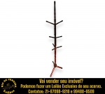 CABIDEIRO DE CHÃO EXECUTADO EM MADEIRA TORNEADA, APRESENTANDO HASTE CENTRAL VERTICAL COM MÚLTIPLOS GANCHOS DISTRIBUÍDOS EM NÍVEIS E BASE COM PÉS EM TRIPÉ, MEDINDO 172 X 45 X 45 CM. APRESENTA MARCAS DO TEMPO, USO, DESGASTES E/OU PEQUENAS IMPERFEIÇÕES COMPATÍVEIS COM SUA UTILIZAÇÃO E ESTADO DE CONSERVAÇÃO, DESTACANDO RACHADURA NA HASTE CENTRAL, CONFORME FOTOS EXTRAS. INFORMAMOS AINDA QUE NÃO REALIZAMOS EMBALAGEM DE MÓVEIS, SENDO A RETIRADA, ACONDICIONAMENTO, PROTEÇÃO E TRANSPORTE DE TOTAL RESPONSABILIDADE DO ARREMATANTE E/OU TRANSPORTADOR CONTRATADO. ESCLAREÇA TODAS AS DÚVIDAS ANTES DE EFETUAR SEU LANCE, QUE SERÁ CONSIDERADO IRREVOGÁVEL E IRRETRATÁVEL. CONSULTE PREVIAMENTE OS TERMOS E CONDIÇÕES DISPONÍVEIS NO SITE. CONTATO (21) 98264-3000.