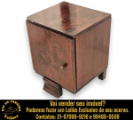 CRIADO-MUDO EXECUTADO EM MADEIRA NOBRE, TAMPO AMPLO, COMPARTIMENTO INTERNO COM PORTA E PRATELEIRA, PÉ DIANTEIRO, ESTILO PLINTO, CURVADO, MEDINDO 45 X 35 X 35 CM. APRESENTA MARCAS DO TEMPO, USO, DESGASTES E/OU PEQUENAS IMPERFEIÇÕES COMPATÍVEIS COM SUA UTILIZAÇÃO E ESTADO DE CONSERVAÇÃO, CONFORME FOTOS EXTRAS. INFORMAMOS AINDA QUE NÃO REALIZAMOS EMBALAGEM DE MÓVEIS, SENDO A RETIRADA, ACONDICIONAMENTO, PROTEÇÃO E TRANSPORTE DE TOTAL RESPONSABILIDADE DO ARREMATANTE E/OU TRANSPORTADOR CONTRATADO. ESCLAREÇA TODAS AS DÚVIDAS ANTES DE EFETUAR SEU LANCE, QUE SERÁ CONSIDERADO IRREVOGÁVEL E IRRETRATÁVEL. CONSULTE PREVIAMENTE OS TERMOS E CONDIÇÕES DISPONÍVEIS NO SITE. CONTATO (21) 98264-3000.