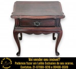NACIONAL DOS MÓVEIS - MESA DE CABECEIRA EXECUTADA EM MADEIRA NOBRE, ESTILO INGLÊS, DITO CHIPPENDALE, RICAMENTE ENTALHADA A MÃO, APOIADA EM QUATRO PÉS CURVOS, SAIA RECORTADA, TAMPÃO RECORTADO EM BICO DE POMBO COM TUPIA, GAVETA COM GUARNIÇÃO EM BRONZE RICAMENTE CINZELADA, MEDINDO 50 X 50,5 X 33 CM. APRESENTA MARCAS DO TEMPO, USO, DESGASTES E/OU PEQUENAS IMPERFEIÇÕES COMPATÍVEIS COM SUA UTILIZAÇÃO E ESTADO DE CONSERVAÇÃO, CONFORME FOTOS EXTRAS. INFORMAMOS AINDA QUE NÃO REALIZAMOS EMBALAGEM DE MÓVEIS, SENDO A RETIRADA, ACONDICIONAMENTO, PROTEÇÃO E TRANSPORTE DE TOTAL RESPONSABILIDADE DO ARREMATANTE E/OU TRANSPORTADOR CONTRATADO. ESCLAREÇA TODAS AS DÚVIDAS ANTES DE EFETUAR SEU LANCE, QUE SERÁ CONSIDERADO IRREVOGÁVEL E IRRETRATÁVEL. CONSULTE PREVIAMENTE OS TERMOS E CONDIÇÕES DISPONÍVEIS NO SITE. CONTATO (21) 98264-3000.