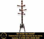 CABIDEIRO DE CHÃO EXECUTADO EM MADEIRA TORNEADA, APRESENTANDO HASTE CENTRAL VERTICAL COM MÚLTIPLOS GANCHOS DISTRIBUÍDOS EM NÍVEIS COM ACABAMENTO SUPERIOR EM FORMATO ESFÉRICO E BASE FORMADA POR QUATRO PÉS ABERTOS, REFORÇADOS POR ESTRUTURA CENTRAL TORNEADA E TRAVESSAS DE LIGAÇÃO, MEDINDO 163 X 40 X 40 CM. APRESENTA MARCAS DO TEMPO, USO, DESGASTES E/OU PEQUENAS IMPERFEIÇÕES COMPATÍVEIS COM SUA UTILIZAÇÃO E ESTADO DE CONSERVAÇÃO, CONFORME FOTOS EXTRAS. INFORMAMOS AINDA QUE NÃO REALIZAMOS EMBALAGEM DE MÓVEIS, SENDO A RETIRADA, ACONDICIONAMENTO, PROTEÇÃO E TRANSPORTE DE TOTAL RESPONSABILIDADE DO ARREMATANTE E/OU TRANSPORTADOR CONTRATADO. ESCLAREÇA TODAS AS DÚVIDAS ANTES DE EFETUAR SEU LANCE, QUE SERÁ CONSIDERADO IRREVOGÁVEL E IRRETRATÁVEL. CONSULTE PREVIAMENTE OS TERMOS E CONDIÇÕES DISPONÍVEIS NO SITE. CONTATO (21) 98264-3000.