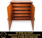 ARMÁRIO MULTIUSO EXECUTADO EM MADEIRA NOBRE, APRESENTANDO DUAS PORTAS FRONTAIS COM MOLDURAS EM DESTAQUE E PUXADORES VERTICAIS, INTERIOR COM CINCO GAVETAS DESLIZANTES, MEDINDO 111 X 110 X 44 CM. APRESENTA MARCAS DO TEMPO, USO, DESGASTES E/OU PEQUENAS IMPERFEIÇÕES COMPATÍVEIS COM SUA UTILIZAÇÃO E ESTADO DE CONSERVAÇÃO, CONFORME FOTOS EXTRAS. INFORMAMOS AINDA QUE NÃO REALIZAMOS EMBALAGEM DE MÓVEIS, SENDO A RETIRADA, ACONDICIONAMENTO, PROTEÇÃO E TRANSPORTE DE TOTAL RESPONSABILIDADE DO ARREMATANTE E/OU TRANSPORTADOR CONTRATADO. ESCLAREÇA TODAS AS DÚVIDAS ANTES DE EFETUAR SEU LANCE, QUE SERÁ CONSIDERADO IRREVOGÁVEL E IRRETRATÁVEL. CONSULTE PREVIAMENTE OS TERMOS E CONDIÇÕES DISPONÍVEIS NO SITE. CONTATO (21) 98264-3000.