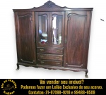 NACIONAL DOS MÓVEIS - ARMÁRIO EXECUTADO EM MADEIRA NOBRE, ESTILO INGLÊS, DITO CHIPPENDALE, DUAS PORTAS LATERAIS ALMOFADADAS, VÃO CENTRAL COM DUAS PORTAS EMOLDURADAS COM VIDRO, TRÊS GAVETÕES, GUARNIÇÕES EM BRONZE RICAMENTE CINZELADAS, CHAPÉU COM FLORÃO REBUSCADO RICAMENTE ENTALHADO, SAIA RECORTADA APOIADA EM QUATRO PÉS CURVOS, MEDINDO 207 X 220 X 57 CM. APRESENTA MARCAS DO TEMPO, USO, DESGASTES E/OU PEQUENAS IMPERFEIÇÕES COMPATÍVEIS COM SUA UTILIZAÇÃO E ESTADO DE CONSERVAÇÃO, CONFORME FOTOS EXTRAS. INFORMAMOS AINDA QUE NÃO REALIZAMOS EMBALAGEM DE MÓVEIS, SENDO A RETIRADA, ACONDICIONAMENTO, PROTEÇÃO E TRANSPORTE DE TOTAL RESPONSABILIDADE DO ARREMATANTE E/OU TRANSPORTADOR CONTRATADO. ESCLAREÇA TODAS AS DÚVIDAS ANTES DE EFETUAR SEU LANCE, QUE SERÁ CONSIDERADO IRREVOGÁVEL E IRRETRATÁVEL. CONSULTE PREVIAMENTE OS TERMOS E CONDIÇÕES DISPONÍVEIS NO SITE. CONTATO (21) 98264-3000.