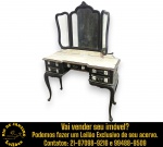 NACIONAL DOS MÓVEIS - PENTEADEIRA EXECUTADA EM MADEIRA NOBRE, ESTILO INGLÊS, DITO CHIPPENDALE, RICAMENTE ENTALHADA A MÃO, APOIADA EM QUATRO PÉS CURVOS, SAIA RECORTADA, TAMPÃO RECORTADO EM BICO DE POMBO COM TUPIA, ESPELHO TRÍPTICO, COM DUAS LATERAIS ARTICULADAS E ESPELHO CENTRAL COM DETALHE ENTALHADO NO TOPO EM CONCHA E FOLHAGENS, QUATRO GAVETAS LATERAIS E GAVETA CENTRAL COM GUARNIÇÕES EM BRONZE RICAMENTE CINZELADA, MEDINDO MESA 72 X 112 X 42 CM E ALTURA TOTAL DE 155 CM. APRESENTA MARCAS DO TEMPO, USO, DESGASTES E/OU PEQUENAS IMPERFEIÇÕES COMPATÍVEIS COM SUA UTILIZAÇÃO E ESTADO DE CONSERVAÇÃO, DESTACANDO DESGASTES NO ESPELHO E COLAGEM DE PAPEL ADESIVO EM DIVERSAS PARTES, CONFORME FOTOS EXTRAS. INFORMAMOS AINDA QUE NÃO REALIZAMOS EMBALAGEM DE MÓVEIS, SENDO A RETIRADA, ACONDICIONAMENTO, PROTEÇÃO E TRANSPORTE DE TOTAL RESPONSABILIDADE DO ARREMATANTE E/OU TRANSPORTADOR CONTRATADO. ESCLAREÇA TODAS AS DÚVIDAS ANTES DE EFETUAR SEU LANCE, QUE SERÁ CONSIDERADO IRREVOGÁVEL E IRRETRATÁVEL. CONSULTE PREVIAMENTE OS TERMOS E CONDIÇÕES DISPONÍVEIS NO SITE. CONTATO (21) 98264-3000.