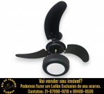 VENTILADOR DE TETO, APRESENTANDO TRÊS PÁS CURVADAS, CORPO CENTRAL REDONDO E PLAFON DE LUZ INTEGRADO. NÃO FORAM TESTADOS ESTADO DE FUNCIONAMENTO, INTEGRIDADE E/OU FUNCIONALIDADES DOS ITENS. TRATA-SE DE EQUIPAMENTO ELETROELETRÔNICO USADO, SENDO QUE EVENTUAIS TESTES E VERIFICAÇÕES REALIZADOS DURANTE A CATALOGAÇÃO REFLETEM APENAS AS CONDIÇÕES OBSERVADAS NAQUELE MOMENTO, CONFORME FOTOS EXTRAS. TODAVIA, EM RAZÃO DE MANUSEIO, TRANSPORTE, ARMAZENAMENTO, NÃO OFERECEMOS QUALQUER TIPO DE GARANTIA DE FUNCIONAMENTO, DEVENDO O ARREMATANTE CONSIDERAR TAIS CONDIÇÕES PREVIAMENTE À ARREMATAÇÃO. ESCLAREÇA TODAS AS DÚVIDAS ANTES DE EFETUAR SEU LANCE, QUE SERÁ CONSIDERADO IRREVOGÁVEL E IRRETRATÁVEL. CONSULTE PREVIAMENTE OS TERMOS E CONDIÇÕES DISPONÍVEIS NO SITE. CONTATO (21) 98264-3000.