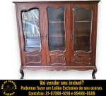 NACIONAL DOS MÓVEIS - CRISTALEIRA EXECUTADA EM MADEIRA NOBRE, ESTILO INGLÊS, DITO CHIPPENDALE, RICAMENTE ENTALHADO A MÃO, TRÊS PORTAS FRONTAIS DOTADAS DE VIDROS TRANSPARENTES, CADA UMA DELIMITADA POR MOLDURA ENTALHADA EM ARABESCOS E VOLUTAS, PUXADORES METÁLICOS RICAMENTE CINZELADOS, INTERIOR DIVIDIDO EM PRATELEIRAS, APOIADO EM QUATRO PÉS CURVOS, SAIA RECORTADA, MEDINDO 167 X 165 X 35 CM. APRESENTA MARCAS DO TEMPO, USO, DESGASTES E/OU PEQUENAS IMPERFEIÇÕES COMPATÍVEIS COM SUA UTILIZAÇÃO E ESTADO DE CONSERVAÇÃO, DESTACANDO DANO NO VIDRO E FALTA DE PEDAÇO DA MOLDURA DE UMA DAS PORTAS, CONFORME FOTOS EXTRAS. INFORMAMOS AINDA QUE NÃO REALIZAMOS EMBALAGEM DE MÓVEIS, SENDO A RETIRADA, ACONDICIONAMENTO, PROTEÇÃO E TRANSPORTE DE TOTAL RESPONSABILIDADE DO ARREMATANTE E/OU TRANSPORTADOR CONTRATADO. ESCLAREÇA TODAS AS DÚVIDAS ANTES DE EFETUAR SEU LANCE, QUE SERÁ CONSIDERADO IRREVOGÁVEL E IRRETRATÁVEL. CONSULTE PREVIAMENTE OS TERMOS E CONDIÇÕES DISPONÍVEIS NO SITE. CONTATO (21) 98264-3000.