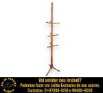 CABIDEIRO DE CHÃO EXECUTADO EM MADEIRA TORNEADA, APRESENTANDO HASTE CENTRAL VERTICAL COM MÚLTIPLOS GANCHOS DISTRIBUÍDOS EM NÍVEIS E BASE COM PÉS EM TRIPÉ, MEDINDO 165 X 30 X 30 CM. APRESENTA MARCAS DO TEMPO, USO, DESGASTES E/OU PEQUENAS IMPERFEIÇÕES COMPATÍVEIS COM SUA UTILIZAÇÃO E ESTADO DE CONSERVAÇÃO, CONFORME FOTOS EXTRAS. INFORMAMOS AINDA QUE NÃO REALIZAMOS EMBALAGEM DE MÓVEIS, SENDO A RETIRADA, ACONDICIONAMENTO, PROTEÇÃO E TRANSPORTE DE TOTAL RESPONSABILIDADE DO ARREMATANTE E/OU TRANSPORTADOR CONTRATADO. ESCLAREÇA TODAS AS DÚVIDAS ANTES DE EFETUAR SEU LANCE, QUE SERÁ CONSIDERADO IRREVOGÁVEL E IRRETRATÁVEL. CONSULTE PREVIAMENTE OS TERMOS E CONDIÇÕES DISPONÍVEIS NO SITE. CONTATO (21) 98264-3000.
