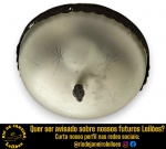 PLAFON DE SOBREPOR EXECUTADO EM METAL, POSSIVELMENTE BRONZE, BORDA RICAMENTE CINZELADO COM ACABAMENTO VAZADO E RENDILHADO, CÚPULA EM VIDRO FOSCO JATEADO, RICAMENTE DECORADA COM GRAVAÇÕES FLORAIS ESTILIZADAS, LÂMPADA COM SOQUETE E27, MEDINDO 12 X 22 CM. NÃO FORAM TESTADOS ESTADO DE FUNCIONAMENTO, INTEGRIDADE E/OU FUNCIONALIDADES DO ITEM. TRATA-SE DE PEÇA ELETROELETRÔNICA USADA, SENDO QUE EVENTUAIS TESTES E VERIFICAÇÕES REALIZADOS DURANTE A CATALOGAÇÃO REFLETEM APENAS AS CONDIÇÕES OBSERVADAS NAQUELE MOMENTO, DESTACANDO OXIDAÇÃO E FALTA DE CONTAS E PINGENTES, CONFORME FOTOS EXTRAS. TODAVIA, MANUSEIO, TRANSPORTE, ARMAZENAMENTO E NOVA INSTALAÇÃO, NÃO OFERECEMOS QUALQUER TIPO DE GARANTIA DE FUNCIONAMENTO APÓS A RETIRADA E/OU ENTREGA, DEVENDO O ARREMATANTE CONSIDERAR TAIS CONDIÇÕES PREVIAMENTE À ARREMATAÇÃO. ESCLAREÇA TODAS AS DÚVIDAS ANTES DE EFETUAR SEU LANCE, QUE SERÁ CONSIDERADO IRREVOGÁVEL E IRRETRATÁVEL. CONSULTE PREVIAMENTE OS TERMOS E CONDIÇÕES DISPONÍVEIS NO SITE. CONTATO (21) 98264-3000.