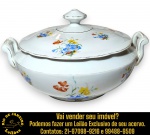 REAL - SOPEIRA, PARTE DE SERVIÇO DE JANTAR, EXECUTADA EM PORCELANA ESMALTADA E VITRIFICADA DECORADA COM MOTIVOS FLORAIS POLICROMADOS NA TÉCNICA, DITA DECALQUE, FORMATO BOJUDO, DUAS ALÇAS LATERAIS ORNAMENTADAS, ACOMPANHADA DE TAMPA COM PEGA CENTRAL, TODA DELIMITADA POR FILETES, POSSIVELMENTE EM OURO APLICADOS NAS BORDAS E DETALHES DAS ALÇAS, MEDINDO 15,5 X 26,5 X 22,5 CM. APRESENTA MARCAS DO TEMPO, USO, DESGASTES E/OU IMPERFEIÇÕES COMPATÍVEIS COM SUA UTILIZAÇÃO E ESTADO DE CONSERVAÇÃO, DESTACANDO BICADO NA BORDA, CONFORME FOTOS EXTRAS. ESCLAREÇA TODAS AS DÚVIDAS ANTES DE EFETUAR SEU LANCE, QUE SERÁ CONSIDERADO IRREVOGÁVEL E IRRETRATÁVEL. CONSULTE PREVIAMENTE OS TERMOS E CONDIÇÕES DISPONÍVEIS NO SITE. CONTATO VIA TELEFONE OU WHATSAPP: (21) 98264-3000.