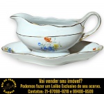 REAL - MOLHEIRA COM PRESENTOIR, PARTE DE SERVIÇO DE JANTAR, EXECUTADA EM PORCELANA ESMALTADA E VITRIFICADA DECORADA COM MOTIVOS FLORAIS POLICROMADOS NA TÉCNICA, DITA DECALQUE, FORMATO BOJUDO, ALÇA ERGONÔMICA ORNAMENTADA, TODA DELIMITADA POR FILETES, POSSIVELMENTE EM OURO APLICADOS NAS BORDAS E DETALHES DAS ALÇAS, MEDINDO 11 X 23,5 X 11,5 CM. APRESENTA MARCAS DO TEMPO, USO, DESGASTES E/OU IMPERFEIÇÕES COMPATÍVEIS COM SUA UTILIZAÇÃO E ESTADO DE CONSERVAÇÃO, CONFORME FOTOS EXTRAS. ESCLAREÇA TODAS AS DÚVIDAS ANTES DE EFETUAR SEU LANCE, QUE SERÁ CONSIDERADO IRREVOGÁVEL E IRRETRATÁVEL. CONSULTE PREVIAMENTE OS TERMOS E CONDIÇÕES DISPONÍVEIS NO SITE. CONTATO VIA TELEFONE OU WHATSAPP: (21) 98264-3000. 