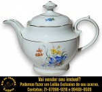 REAL - BULE, PARTE DE SERVIÇO DE JANTAR, EXECUTADO EM PORCELANA ESMALTADA E VITRIFICADA DECORADA COM MOTIVOS FLORAIS POLICROMADOS NA TÉCNICA, DITA DECALQUE, FORMATO BOJUDO, BICO SINUOSO COM PONTA RECORTADA, ALÇA ERGONÔMICA ORNAMENTADA, TODA DELIMITADA POR FILETES, POSSIVELMENTE EM OURO APLICADOS NAS BORDAS E DETALHES DAS ALÇAS, ACOMPANHADA DE TAMPA COM PEGA CENTRAL, MEDINDO 14,5 X 20 X 13 CM. APRESENTA MARCAS DO TEMPO, USO, DESGASTES E/OU IMPERFEIÇÕES COMPATÍVEIS COM SUA UTILIZAÇÃO E ESTADO DE CONSERVAÇÃO, DESTACANDO BICADO NA BORDA, CONFORME FOTOS EXTRAS. ESCLAREÇA TODAS AS DÚVIDAS ANTES DE EFETUAR SEU LANCE, QUE SERÁ CONSIDERADO IRREVOGÁVEL E IRRETRATÁVEL. CONSULTE PREVIAMENTE OS TERMOS E CONDIÇÕES DISPONÍVEIS NO SITE. CONTATO VIA TELEFONE OU WHATSAPP: (21) 98264-3000.