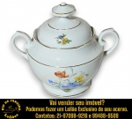 REAL - AÇUCAREIRO, PARTE DE SERVIÇO DE JANTAR, EXECUTADO EM PORCELANA ESMALTADA E VITRIFICADA DECORADA COM MOTIVOS FLORAIS POLICROMADOS NA TÉCNICA, DITA DECALQUE, FORMATO BOJUDO, DUAS ALÇAS LATERAIS ORNAMENTADAS, ACOMPANHADA DE TAMPA COM PEGA CENTRAL, TODA DELIMITADA POR FILETES, POSSIVELMENTE EM OURO APLICADOS NAS BORDAS E DETALHES DAS ALÇAS, MEDINDO 12 X 13 X 9,5 CM. APRESENTA MARCAS DO TEMPO, USO, DESGASTES E/OU IMPERFEIÇÕES COMPATÍVEIS COM SUA UTILIZAÇÃO E ESTADO DE CONSERVAÇÃO, CONFORME FOTOS EXTRAS. ESCLAREÇA TODAS AS DÚVIDAS ANTES DE EFETUAR SEU LANCE, QUE SERÁ CONSIDERADO IRREVOGÁVEL E IRRETRATÁVEL. CONSULTE PREVIAMENTE OS TERMOS E CONDIÇÕES DISPONÍVEIS NO SITE. CONTATO VIA TELEFONE OU WHATSAPP: (21) 98264-3000.