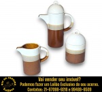 STUDIO TACTO - CONJUNTO PARA CAFÉ, PARTE DE SERVIÇO DE JANTAR, EXECUTADO EM CERÂMICA ESMALTADA E VITRIFICADA COM ACABAMENTO EM DEGRADÊ, COMPOSTO POR TRÊS PEÇAS, SENDO: BULE, ALÇA ERGONÔMICA, BICO RETO COM PONTA RECORTADA, ACOMPANHADO DE TAMPA COM PEGA EM ALÇA, MEDINDO 21,5 X 17,5 X 8 CM; LEITEIRA, ALÇA ERGONÔMICA, BICO CURVO COM PONTA, DITA BICO DE PATO, MEDINDO 10 X 11 X 6 CM E AÇUCAREIRO, ACOMPANHADO DE TAMPA COM PEGA EM ALÇA, MEDINDO 13,5 X 7,5 CM. APRESENTAM MARCAS DO TEMPO, USO, DESGASTES E/OU IMPERFEIÇÕES COMPATÍVEIS COM SUA UTILIZAÇÃO E ESTADO DE CONSERVAÇÃO, CONFORME FOTOS EXTRAS. ESCLAREÇA TODAS AS DÚVIDAS ANTES DE EFETUAR SEU LANCE, QUE SERÁ CONSIDERADO IRREVOGÁVEL E IRRETRATÁVEL. CONSULTE PREVIAMENTE OS TERMOS E CONDIÇÕES DISPONÍVEIS NO SITE. CONTATO VIA TELEFONE OU WHATSAPP: (21) 98264-3000.