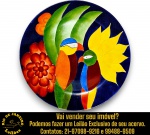 JACQUELINE SODRÉ, 1994 - PRATO DECORATIVO EXECUTADO EM CERÂMICA ESMALTADA, APRESENTANDO RICA COMPOSIÇÃO PINTADA À MÃO, COM ESTAMPA TROPICAL VIBRANTE, DESTACANDO DUAS ARARAS ENTRE FOLHAGENS E FLORES EM CORES, MEDINDO 29,5 CM. APRESENTA MARCAS DO TEMPO, USO, DESGASTES E/OU IMPERFEIÇÕES COMPATÍVEIS COM SUA UTILIZAÇÃO E ESTADO DE CONSERVAÇÃO, CONFORME FOTOS EXTRAS. ESCLAREÇA TODAS AS DÚVIDAS ANTES DE EFETUAR SEU LANCE, QUE SERÁ CONSIDERADO IRREVOGÁVEL E IRRETRATÁVEL. CONSULTE PREVIAMENTE OS TERMOS E CONDIÇÕES DISPONÍVEIS NO SITE. CONTATO VIA TELEFONE OU WHATSAPP: (21) 98264-3000.