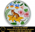 LYNN CHASE DESIGNS BY FAÏENCERIE DE PORNIC, 1995 - PRATO DECORATIVO, MADE IN FRANCE, EXECUTADO EM PORCELANA ESMALTADA E VITRIFICADA, COLEÇÃO JUNGLE FLOWERS, APRESENTANDO RICA COMPOSIÇÃO COM MOTIVO DE ONÇA-PINTADA/LEOPARDO SOBRE FLOR AMARELA, ACOMPANHADA DE TARTARUHA, FLORES TROPICAIS E BORBOLETAS PINTADAS NO VERSO, MEDINDO 32,5 CM. APRESENTA MARCAS DO TEMPO, USO, DESGASTES E/OU IMPERFEIÇÕES COMPATÍVEIS COM SUA UTILIZAÇÃO E ESTADO DE CONSERVAÇÃO, CONFORME FOTOS EXTRAS. ESCLAREÇA TODAS AS DÚVIDAS ANTES DE EFETUAR SEU LANCE, QUE SERÁ CONSIDERADO IRREVOGÁVEL E IRRETRATÁVEL. CONSULTE PREVIAMENTE OS TERMOS E CONDIÇÕES DISPONÍVEIS NO SITE. CONTATO VIA TELEFONE OU WHATSAPP: (21) 98264-3000.