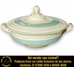 JOHNSON BROS - LEGUMEIRA, PARTE DE SERVIÇO DE JANTAR, MADE IN ENGLAND, LINHA VICTORIAN, ART DÉCO, EXECUTADA EM FAIANÇA CREAMPETAL, CORPO BOJUDO ORNADO COM FAIXAS HORIZONTAIS COLORIDAS E FILETES DOURADOS, ALÇAS LATERAIS DECORADAS COM DETALHES ELEGANTES EM RELEVO E FILETES DOURADOS, ACOMPANHADA DE TAMPA ADAPTADA COM PEGA CENTRAL ESCULPIDA EM FORMATO DE BOTÃO FLORAL ESTILIZADO, MEDINDO 14 X 25,5 X 20 CM. APRESENTA MARCAS DO TEMPO, USO, DESGASTES E/OU IMPERFEIÇÕES COMPATÍVEIS COM SUA UTILIZAÇÃO E ESTADO DE CONSERVAÇÃO, CONFORME FOTOS EXTRAS. ESCLAREÇA TODAS AS DÚVIDAS ANTES DE EFETUAR SEU LANCE, QUE SERÁ CONSIDERADO IRREVOGÁVEL E IRRETRATÁVEL. CONSULTE PREVIAMENTE OS TERMOS E CONDIÇÕES DISPONÍVEIS NO SITE. CONTATO VIA TELEFONE OU WHATSAPP: (21) 98264-3000.