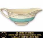 JOHNSON BROS - MOLHEIRA, PARTE DE SERVIÇO DE JANTAR, MADE IN ENGLAND, LINHA VICTORIAN, ART DÉCO, EXECUTADA EM FAIANÇA CREAMPETAL, CORPO BOJUDO COM FAIXAS HORIZONTAIS COLORIDAS E FILETES DOURADOS, ALÇA ERGONÔMICA, MEDINDO 8 X 21 X 9,5 CM. APRESENTAM MARCAS DO TEMPO, USO, DESGASTES E/OU IMPERFEIÇÕES COMPATÍVEIS COM SUA UTILIZAÇÃO E ESTADO DE CONSERVAÇÃO, DESTACANDO AMARELAMENTO, CONFORME FOTOS EXTRAS. ESCLAREÇA TODAS AS DÚVIDAS ANTES DE EFETUAR SEU LANCE, QUE SERÁ CONSIDERADO IRREVOGÁVEL E IRRETRATÁVEL. CONSULTE PREVIAMENTE OS TERMOS E CONDIÇÕES DISPONÍVEIS NO SITE. CONTATO VIA TELEFONE OU WHATSAPP: (21) 98264-3000.