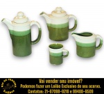 CONJUNTO PARA CHÁ E CAFÉ, PARTE DE SERVIÇO DE JANTAR, EXECUTADO EM CERÂMICA ESMALTADA E VITRIFICADA COM ACABAMENTO EM DEGRADÊ, COMPOSTO POR TRÊS PEÇAS, SENDO: BULE PARA CAFÉ, ALÇA ERGONÔMICA, BICO RETO COM PONTA RECORTADA, ACOMPANHADO DE TAMPA COM PEGA, MEDINDO 23,5 X 20,5 X 11 CM; BULE PARA CHÁ, ALÇA ERGONÔMICA, BICO RETO COM PONTA RECORTADA, ACOMPANHADO DE TAMPA COM PEGA, MEDINDO 20 X 23 X 12,5 CM E LEITEIRA, ALÇA ERGONÔMICA, BICO CURVO COM PONTA, DITA BICO DE PATO, MEDINDO 12,5 X 17 X 11 CM. APRESENTAM MARCAS DO TEMPO, USO, DESGASTES E/OU IMPERFEIÇÕES COMPATÍVEIS COM SUA UTILIZAÇÃO E ESTADO DE CONSERVAÇÃO, DESTACANDO BICADO NA PONTA DO BICO DO BULE PARA CAFÉ, CONFORME FOTOS EXTRAS. ESCLAREÇA TODAS AS DÚVIDAS ANTES DE EFETUAR SEU LANCE, QUE SERÁ CONSIDERADO IRREVOGÁVEL E IRRETRATÁVEL. CONSULTE PREVIAMENTE OS TERMOS E CONDIÇÕES DISPONÍVEIS NO SITE. CONTATO VIA TELEFONE OU WHATSAPP: (21) 98264-3000.