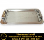 BANDEJA EXECUTADA EM METAL, BORDAS ELEVADAS E DUAS ALÇAS LATERAIS INTEGRADAS, MEDINDO 5 X 41,5 X 28,5 CM. APRESENTA MARCAS DO TEMPO, USO, DESGASTES E/OU IMPERFEIÇÕES COMPATÍVEIS COM SUA UTILIZAÇÃO E ESTADO DE CONSERVAÇÃO, CONFORME FOTOS EXTRAS. ESCLAREÇA TODAS AS DÚVIDAS ANTES DE EFETUAR SEU LANCE, QUE SERÁ CONSIDERADO IRREVOGÁVEL E IRRETRATÁVEL. CONSULTE PREVIAMENTE OS TERMOS E CONDIÇÕES DISPONÍVEIS NO SITE. CONTATO VIA TELEFONE OU WHATSAPP: (21) 98264-3000.