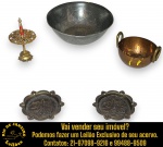 CONJUNTO, PARTE DE SERVIÇO DE MESA, EXECUTADO EM MATERIAIS, MARCAS, MODELOS, MEDIDAS, FORMATOS, TAMANHOS, UTILIDADES E PROCEDÊNCIAS DIVERSOS, COMPOSTO POR CINCO PEÇAS, SENDO: SUPORTE PARA PALITOS EM METAL DOURADO, COM BASE E PRATO SUPERIOR RICAMENTE VAZADOS EM MOTIVOS GEOMÉTRICOS E FLORAIS, COM DETALHES ESMALTADOS, MEDINDO 10 CM; PORTA CAROÇOS, MADE IN FRANCE, EM ESTANHO, DE FORMATO SEMIESFÉRICO, DECORADA INTERNAMENTE COM DELICADAS GRAVAÇÕES DE FOLHAS E RAMOS EM BAIXO-RELEVO, MEDINDO 6 X 16 CM; TACHO EM METAL ACOBREADO MARTELADO, EQUIPADO COM DUAS ALÇAS LATERAIS EM LATÃO, MEDINDO 6 X 10 X 8,5 CM E DOIS CINZEIRO EM METAL FUNDIDO, APRESENTANDO EM RELEVO A TORRE EIFFEL E OUTROS MONUMENTOS DA CIDADE DE PARIS, QUATRO APOIOS PARA CIGARRO DISTRIBUÍDOS AO REDOR DA BORDA, MEDINDO 8 CM CADA. APRESENTAM MARCAS DO TEMPO, USO, DESGASTES E/OU IMPERFEIÇÕES COMPATÍVEIS COM SUA UTILIZAÇÃO E ESTADO DE CONSERVAÇÃO, CONFORME FOTOS EXTRAS. ESCLAREÇA TODAS AS DÚVIDAS ANTES DE EFETUAR SEU LANCE, QUE SERÁ CONSIDERADO IRREVOGÁVEL E IRRETRATÁVEL. CONSULTE PREVIAMENTE OS TERMOS E CONDIÇÕES DISPONÍVEIS NO SITE. CONTATO VIA TELEFONE OU WHATSAPP: (21) 98264-3000.