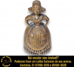 SINETA EXECUTADA EM METAL, POSSIVELMENTE BRONZE, REPRESENTANDO FIGURA FEMININA, TRAJANDO VESTIMENTA TÍPICA HOLANDESA, COM VESTIDO LONGO, AVENTAL DETALHADO E CHAPÉU TRADICIONAL, APRESENTA RICO TRABALHO EM RELEVO, EVIDENCIANDO OS DETALHES DAS ROUPAS, DO ROSTO E DOS ELEMENTOS ORNAMENTAIS, MEDINDO 7,5 CM. APRESENTA MARCAS DO TEMPO, USO, DESGASTES E/OU IMPERFEIÇÕES COMPATÍVEIS COM SUA UTILIZAÇÃO E ESTADO DE CONSERVAÇÃO, CONFORME FOTOS EXTRAS. ESCLAREÇA TODAS AS DÚVIDAS ANTES DE EFETUAR SEU LANCE, QUE SERÁ CONSIDERADO IRREVOGÁVEL E IRRETRATÁVEL. CONSULTE PREVIAMENTE OS TERMOS E CONDIÇÕES DISPONÍVEIS NO SITE. CONTATO VIA TELEFONE OU WHATSAPP: (21) 98264-3000.