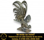 ESCULTURA EM METAL FUNDIDO, REPRESENTANDO GALO ENCONTRA-SE EM POSIÇÃO DE EXIBIÇÃO, COM A CAUDA LONGA E EXUBERANTE ARQUEADA PARA CIMA, COM ACABAMENTO DESTACANDO RIQUEZA DE DETALHES EM TODA A PLUMAGEM, CAUDA, ASAS, CRISTA E PATAS, APRESENTANDO EXCELENTE TRABALHO EM RELEVO E BASE PLANA DE APOIO, MEDINDO 24 X 16 CM. APRESENTA MARCAS DO TEMPO, USO, DESGASTES E/OU IMPERFEIÇÕES COMPATÍVEIS COM SUA UTILIZAÇÃO E ESTADO DE CONSERVAÇÃO, CONFORME FOTOS EXTRAS. ESCLAREÇA TODAS AS DÚVIDAS ANTES DE EFETUAR SEU LANCE, QUE SERÁ CONSIDERADO IRREVOGÁVEL E IRRETRATÁVEL. CONSULTE PREVIAMENTE OS TERMOS E CONDIÇÕES DISPONÍVEIS NO SITE. CONTATO VIA TELEFONE OU WHATSAPP: (21) 98264-3000.
