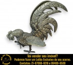 ESCULTURA EM METAL FUNDIDO, REPRESENTANDO GALO ENCONTRA-SE EM POSIÇÃO DE EXIBIÇÃO, COM A CAUDA LONGA E EXUBERANTE ARQUEADA PARA CIMA, COM ACABAMENTO DESTACANDO RIQUEZA DE DETALHES EM TODA A PLUMAGEM, CAUDA, ASAS, CRISTA E PATAS, APRESENTANDO EXCELENTE TRABALHO EM RELEVO, MEDINDO 23,5 X 23,5 CM. APRESENTA MARCAS DO TEMPO, USO, DESGASTES E/OU IMPERFEIÇÕES COMPATÍVEIS COM SUA UTILIZAÇÃO E ESTADO DE CONSERVAÇÃO, CONFORME FOTOS EXTRAS. ESCLAREÇA TODAS AS DÚVIDAS ANTES DE EFETUAR SEU LANCE, QUE SERÁ CONSIDERADO IRREVOGÁVEL E IRRETRATÁVEL. CONSULTE PREVIAMENTE OS TERMOS E CONDIÇÕES DISPONÍVEIS NO SITE. CONTATO VIA TELEFONE OU WHATSAPP: (21) 98264-3000.