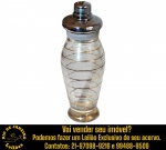 COQUETELEIRA, ESTILO MID-CENTURY, EXECUTADA EM VIDRO TRANSPARENTE COM DELICADAS FAIXAS DECORATIVAS HORIZONTAIS EM RELEVO E FILETTES APRESENTANDO CORPO CILÍNDRICO LEVEMENTE AFUNILADO, ACOMPANHADA DE TAMPA DOSADORA EM METAL CROMADO COM CORTIÇA DE VEDAÇÃO, MEDINDO 25 CM. APRESENTA MARCAS DO TEMPO, USO, DESGASTES E/OU IMPERFEIÇÕES COMPATÍVEIS COM SUA UTILIZAÇÃO E ESTADO DE CONSERVAÇÃO, CONFORME FOTOS EXTRAS. ESCLAREÇA TODAS AS DÚVIDAS ANTES DE EFETUAR SEU LANCE, QUE SERÁ CONSIDERADO IRREVOGÁVEL E IRRETRATÁVEL. CONSULTE PREVIAMENTE OS TERMOS E CONDIÇÕES DISPONÍVEIS NO SITE. CONTATO VIA TELEFONE OU WHATSAPP: (21) 98264-3000.