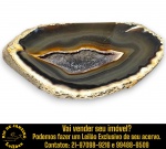 DRUSA EXECUTADA EM ÁGATA NATURAL CORTADA E POLIDA, REVELANDO FAIXAS CONCÊNTRICAS, CAVIDADE CENTRAL REVESTIDA POR DELICADOS CRISTAIS NATURAIS, EXTERIOR PRESERVA PARTE DA TEXTURA BRUTA DA PEDRA COM CORTE INFERIOR PLANO PARA APOIO, MEDINDO 5,5 X 9,5 X 15,5 CM. APRESENTA MARCAS DO TEMPO, USO, DESGASTES E/OU IMPERFEIÇÕES COMPATÍVEIS COM SUA UTILIZAÇÃO E ESTADO DE CONSERVAÇÃO, CONFORME FOTOS EXTRAS. ESCLAREÇA TODAS AS DÚVIDAS ANTES DE EFETUAR SEU LANCE, QUE SERÁ CONSIDERADO IRREVOGÁVEL E IRRETRATÁVEL. CONSULTE PREVIAMENTE OS TERMOS E CONDIÇÕES DISPONÍVEIS NO SITE. CONTATO VIA TELEFONE OU WHATSAPP: (21) 98264-3000.