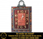 CHEVRON - RELÓGIO DE MESA, ESTILO ART DÉCO, EXECUTADO EM METAL COM FORTE INFLUÊNCIA ORIENTAL, MOLDURA APRESENTA DECORAÇÃO ESMALTADA, LEMBRANDO O TRABALHO EM CLOISONNÉ, MOSTRADOR POSSUI GRAFISMOS GEOMÉTRICOS E NUMERAIS ARÁBICOS DOURADOS DE GRANDES DIMENSÕES E PONTEIROS METÁLICOS DE DESENHO ESTILIZADO, SOB FUNDO TEXTURIZADO, ALÇA SUPERIOR ARTICULADA E SUPORTE TRASEIRO DUPLO DE APOIO, MEDINDO 24 X 15,5 CM. APRESENTA MARCAS DO TEMPO, USO, DESGASTES E/OU IMPERFEIÇÕES COMPATÍVEIS COM SUA UTILIZAÇÃO E ESTADO DE CONSERVAÇÃO, CONFORME FOTOS EXTRAS. ESCLAREÇA TODAS AS DÚVIDAS ANTES DE EFETUAR SEU LANCE, QUE SERÁ CONSIDERADO IRREVOGÁVEL E IRRETRATÁVEL. CONSULTE PREVIAMENTE OS TERMOS E CONDIÇÕES DISPONÍVEIS NO SITE. CONTATO VIA TELEFONE OU WHATSAPP: (21) 98264-3000. 