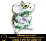 LINN CHASE DESIGNS BY HOLLÓHÁZA - ESCULTURA, MADE IN HUNGARY, EXECUTADA EM PORCELANA ESMALTADA VITRIFICADA, REPRESENTANDO RATO EM POSIÇÃO ERETA, SEGURANDO DELICADAMENTE UMA FLOR, APRESENTA DECORAÇÃO FLORAL POLICROMADA PINTADA À MÃO, COM MOTIVOS BOTÂNICOS, FOLHAGENS, INSETOS E DETALHES EM OURO, OLHOS EXPRESSIVOS PINTADOS, MEDINDO 7 X 5 CM. APRESENTA MARCAS DO TEMPO, USO, DESGASTES E/OU IMPERFEIÇÕES COMPATÍVEIS COM SUA UTILIZAÇÃO E ESTADO DE CONSERVAÇÃO, CONFORME FOTOS EXTRAS. ESCLAREÇA TODAS AS DÚVIDAS ANTES DE EFETUAR SEU LANCE, QUE SERÁ CONSIDERADO IRREVOGÁVEL E IRRETRATÁVEL. CONSULTE PREVIAMENTE OS TERMOS E CONDIÇÕES DISPONÍVEIS NO SITE. CONTATO VIA TELEFONE OU WHATSAPP: (21) 98264-3000.