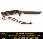MUNDIAL - FACA MULTIFUNCIONAL DE CAÇA, PESCA E CAMPING, MODELO COUGAR (TIPO PUMA), ESTILO BOWIE, EXECUTADA EM AÇO INOXIDÁVEL, TIPO CROMODUR, APRESENTANDO LÂMINA DE PONTA ELEVADA (CLIP POINT) COM GRAVAÇÃO DE FELINO (PUMA) E MARCAÇÃO DE FABRICAÇÃO, CABO ANATÔMICO EM MADEIRA COM REBORDOS E REBITES METÁLICOS, ALÇA DE CORREIA EM COURO NO PUNHO, ACOMPANHADA DE BAINHA EM COURO COM PASSADOR E BOTÃO DE FECHAMENTO. APRESENTAM MARCAS DO TEMPO, USO, DESGASTES E/OU IMPERFEIÇÕES COMPATÍVEIS COM SUA UTILIZAÇÃO E ESTADO DE CONSERVAÇÃO, CONFORME FOTOS EXTRAS. ESCLAREÇA TODAS AS DÚVIDAS ANTES DE EFETUAR SEU LANCE, QUE SERÁ CONSIDERADO IRREVOGÁVEL E IRRETRATÁVEL. CONSULTE PREVIAMENTE OS TERMOS E CONDIÇÕES DISPONÍVEIS NO SITE. CONTATO VIA TELEFONE OU WHATSAPP: (21) 98264-3000. 