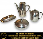 CONJUNTO, PARTE DE SERVIÇO DE MESA, EXECUTADO EM AÇO INOXIDÁVEL, MARCAS, MODELOS, MEDIDAS, FORMATOS, TAMANHOS, UTILIDADES E PROCEDÊNCIAS DIVERSOS, COMPOSTO POR CINCO PEÇAS, SENDO: LEITEIRA, MARCA SANNOX, FORMATO CILÍNDRICO, COM TAMPA REMOVÍVEL, BICO CURTO E CURVO COM PONTA, DITA BICO DE PATO, ALÇA ERGÔNOMICA, ACOMPANHADA DE TAMPA ADAPTADA COM PEGA CENTRAL ESFÉRICA, DITA BOLINHA, MEDINDO 12,5 X 16 X 9,5 CM; BULE, MARCA ROYAL, FORMATO CILÍNDRICO LEVEMENTE AFUNILADO, COM BICO LONGO E FINO, TIPO PESCOÇO DE GANSO, COM PONTA RECORTADA, TAMPA BASCULANTE COM PEGA CENTRAL, ALÇA ERGONÔMICA, MEDINDO 18,5 X 20 X 7,5 CM; MANTEIGUEIRA COMPOSTA POR BASE E TAMPA ABAULADA DE ENCAIXE COM PUXADOR CENTRAL, MEDINDO 7 X 20 X 11,5 CM E FARINHEIRA, MARCA WOLFF, CORPO BOJUDO COM ABERTURA LATERAL PARA COLHER DE SERVIÇO, TAMPA DE ENCAIXE COM PEGA CENTRAL, MEDINDO 8 X 15 CM, ACOMPANHADA DE COLHER PARA SERVIÇO. APRESENTAM MARCAS DO TEMPO, USO, DESGASTES E/OU IMPERFEIÇÕES COMPATÍVEIS COM SUA UTILIZAÇÃO E ESTADO DE CONSERVAÇÃO, DESTACANDO MANCHA NA PARTE DE TRÁS DA ALÇA E BICO DO BULE, PEQUENO AMASSADO NA BORDA DA BASE DA MANTEIGUEIRA, CONFORME FOTOS EXTRAS. ESCLAREÇA TODAS AS DÚVIDAS ANTES DE EFETUAR SEU LANCE, QUE SERÁ CONSIDERADO IRREVOGÁVEL E IRRETRATÁVEL. CONSULTE PREVIAMENTE OS TERMOS E CONDIÇÕES DISPONÍVEIS NO SITE. CONTATO VIA TELEFONE OU WHATSAPP: (21) 98264-3000. 