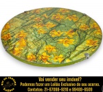 EDITH, 2004 - PRATO GIRATÓRIO EXECUTADO EM MADEIRA, APRESENTANDO TAMPO EM VIDRO COM DECORAÇÃO FLORAL APLICADA POR TÉCNICA DE DECOUPAGE, BORDA COM SEIS PRESILHAS METÁLICAS DISTRIBUÍDAS AO REDOR DO PERÍMETRO E BASE CIRCULAR ROTATIVA, MEDINDO 2 X 34,5 CM. APRESENTA MARCAS DO TEMPO, USO, DESGASTES E/OU IMPERFEIÇÕES COMPATÍVEIS COM SUA UTILIZAÇÃO E ESTADO DE CONSERVAÇÃO, DESTACANDO MANCHA NA PARTE DE TRÁS DA ALÇA E BICO DO BULE, PEQUENO AMASSADO NA BORDA DA BASE DA MANTEIGUEIRA, CONFORME FOTOS EXTRAS. ESCLAREÇA TODAS AS DÚVIDAS ANTES DE EFETUAR SEU LANCE, QUE SERÁ CONSIDERADO IRREVOGÁVEL E IRRETRATÁVEL. CONSULTE PREVIAMENTE OS TERMOS E CONDIÇÕES DISPONÍVEIS NO SITE. CONTATO VIA TELEFONE OU WHATSAPP: (21) 98264-3000. 