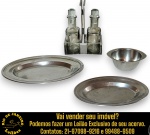 CONJUNTO, PARTE DE SERVIÇO DE MESA, EXECUTADO EM MATERIAIS, MARCAS, MODELOS, MEDIDAS, FORMATOS, TAMANHOS, UTILIDADES E PROCEDÊNCIAS DIVERSOS, COMPOSTO POR SEIS PEÇAS, SENDO: GALHETEIRO COM SUPORTE EM ESTRUTURA COM ALÇA CENTRAL, MEDINDO 17,5 X 13 X 8 CM, ACOMPANHADO DE DUAS GARRAFAS COM TAMPAS, DITAS GALHETAS, EM GROSSO VIDRO TRANSPARENTE, MEDINDO 15 CM CADA; MOLHEIRA, MARCA TRAMONTINA, FORMATO SEMIESFÉRICO, DUAS ABAS LATERAIS INTEGRADAS AO CORPO, MEDINDO 4,5 X 12,5 X 10 CM; TRAVESSA, APRESENTANDO BORDA ELEVADA, MEDINDO 20 X 14,5 CM E TRAVESSA, APRESENTANDO BORDA ELEVADA, MEDINDO 24,5 X 17, 5 CM. APRESENTAM MARCAS DO TEMPO, USO, DESGASTES E/OU IMPERFEIÇÕES COMPATÍVEIS COM SUA UTILIZAÇÃO E ESTADO DE CONSERVAÇÃO, CONFORME FOTOS EXTRAS. ESCLAREÇA TODAS AS DÚVIDAS ANTES DE EFETUAR SEU LANCE, QUE SERÁ CONSIDERADO IRREVOGÁVEL E IRRETRATÁVEL. CONSULTE PREVIAMENTE OS TERMOS E CONDIÇÕES DISPONÍVEIS NO SITE. CONTATO VIA TELEFONE OU WHATSAPP: (21) 98264-3000. 