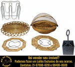 CONJUNTO, PARTE DE SERVIÇO DE MESA, EXECUTADO EM MATERIAIS, MARCAS, MODELOS, MEDIDAS, FORMATOS, TAMANHOS, UTILIDADES E PROCEDÊNCIAS DIVERSOS COMPOSTO POR SETE PEÇAS, SENDO: CESTA PARA PÃES E/OU FRUTAS EXECUTADA EM BAMBU TRANÇADO, COM BASE EM TRANÇADO TIPO ESPINHA-DE-PEIXE E ARO SUPERIOR EM TIRA DE BAMBU, APRESENTANDO TAMPA SEMIESFÉRICA ARTICULADA EM TELA FINA CONTRA INSETOS, MEDINDO 17,5 X 26 CM; DOIS DESCANSOS EM FIBRA NATURAL TRANÇADA, PROVAVELMENTE SISAL, COM CENTRO EM ESPIRAL E BORDA VAZADA FORMADA POR ARCOS DECORATIVOS, MEDINDO 29 CM CADA; DESCANSO EM FIBRA SINTÉTICA TRANÇADA, FORMATO OCTOGONAL COM CENTRO VAZADO, APOIO INTERNO PARA DISTRIBUIÇÃO DO PESO, SOBRE ESTRUTURA E PÉS ESFÉRICOS EM AÇO CROMADO, MEDINDO 18,5 CM; DESCANSO EM FIBRA SINTÉTICA TRANÇADA, FORMATO OCTOGONAL COM CENTRO VAZADO, APOIO INTERNO PARA DISTRIBUIÇÃO DO PESO, SOBRE ESTRUTURA E PÉS ESFÉRICOS EM AÇO CROMADO, MEDINDO 23 CM; PORTA-TALHERES E/OU ORGANIZADOR, MARCA PKZ, EM MATERIAL POLIMÉRICO COM TEXTURA IMITANDO FIBRA TRANÇADA, DIVISÓRIAS INTERNAS EM CRUZ PARA SEPARAÇÃO E ALÇA SUPERIOR CIRCULAR PARA FACILITAR O TRANSPORTE, MEDINDO 28 X 13 CM E SUPORTE PARA COPOS EM METAL CROMADO, MEDINDO 18,5 X 17 X 11 CM. APRESENTAM MARCAS DO TEMPO, USO, DESGASTES E/OU IMPERFEIÇÕES COMPATÍVEIS COM SUA UTILIZAÇÃO E ESTADO DE CONSERVAÇÃO, CONFORME FOTOS EXTRAS. ESCLAREÇA TODAS AS DÚVIDAS ANTES DE EFETUAR SEU LANCE, QUE SERÁ CONSIDERADO IRREVOGÁVEL E IRRETRATÁVEL. CONSULTE PREVIAMENTE OS TERMOS E CONDIÇÕES DISPONÍVEIS NO SITE. CONTATO VIA TELEFONE OU WHATSAPP: (21) 98264-3000.