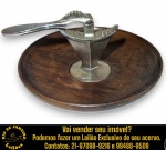 QUEBRA-NOZES DE MESA, COMPOSTO POR BASE CIRCULAR EM MADEIRA MACIÇA TORNEADA, POSSIVELMENTE JACARANDÁ, BORDA ELEVADA PARA CONTER AS CASCAS E MECANISMO CENTRAL ARTICULADO EM METAL CROMADO PARA ROMPER FRUTOS SECOS, APRESENTANDO PARAFUSO DE FIXAÇÃO NA PARTE INFERIOR, MEDINDO 11 X 20 CM. APRESENTAM MARCAS DO TEMPO, USO, DESGASTES E/OU IMPERFEIÇÕES COMPATÍVEIS COM SUA UTILIZAÇÃO E ESTADO DE CONSERVAÇÃO, CONFORME FOTOS EXTRAS. ESCLAREÇA TODAS AS DÚVIDAS ANTES DE EFETUAR SEU LANCE, QUE SERÁ CONSIDERADO IRREVOGÁVEL E IRRETRATÁVEL. CONSULTE PREVIAMENTE OS TERMOS E CONDIÇÕES DISPONÍVEIS NO SITE. CONTATO VIA TELEFONE OU WHATSAPP: (21) 98264-3000. 