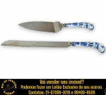 HOUSE OF PRILL – CONJUNTO PARA SOBREMESAS, MADE IN ENGLAND, EXECUTADO EM AÇO INOXIDÁVEL, COM CABOS ERGONÔMICOS EM PORCELANA DECORADA, PADRÃO DITO BLUE ONION COM RAMIFICAÇÕES FLORAIS E FOLHAGENS, TERMINANDO EM UMA CURVATURA ACENTUADA COMPOSTO POR DUAS PEÇAS, SENDO: FACA DE BOLO, APRESENTA LÂMINA LONGA COM FIO SERRILHADO E ESPÁTULA DE SERVIR APRESENTA LÂMINA LARGA EM FORMATO TRIANGULAR. APRESENTAM MARCAS DO TEMPO, USO, DESGASTES E/OU IMPERFEIÇÕES COMPATÍVEIS COM SUA UTILIZAÇÃO E ESTADO DE CONSERVAÇÃO, CONFORME FOTOS EXTRAS. ESCLAREÇA TODAS AS DÚVIDAS ANTES DE EFETUAR SEU LANCE, QUE SERÁ CONSIDERADO IRREVOGÁVEL E IRRETRATÁVEL. CONSULTE PREVIAMENTE OS TERMOS E CONDIÇÕES DISPONÍVEIS NO SITE. CONTATO VIA TELEFONE OU WHATSAPP: (21) 98264-3000.