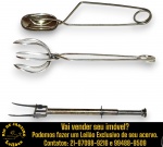 CONJUNTO, PARTE DE SERVIÇO DE MESA, EXECUTADO EM METAL, POSSIVELMENTE ESPESSURADO À PRATA, COMPOSTO POR TRÊS PEÇAS, SENDO: PEGADOR, TIPO ALFINETE, APRESENTANDO COLHER NA EXTREMIDADE E CABO DOBRADO EM FORMATO DE MOLA COM ARGOLA SUPERIOR; PEGADOR DE GARRAS CURVADAS, APRESENTANDO HASTES DUPLAS E GARRAS ARREDONDADAS PARA PEGAR ALIMENTOS E/OU GELO E GARFO RETRÁTIL COM ÊMBOLO, APRESENTANDO MECANISMO DESLIZANTE ACIONADO POR HASTE CENTRAL PARA EMPURRAR PETISCOS. APRESENTAM MARCAS DO TEMPO, USO, DESGASTES E/OU IMPERFEIÇÕES COMPATÍVEIS COM SUA UTILIZAÇÃO E ESTADO DE CONSERVAÇÃO, CONFORME FOTOS EXTRAS. ESCLAREÇA TODAS AS DÚVIDAS ANTES DE EFETUAR SEU LANCE, QUE SERÁ CONSIDERADO IRREVOGÁVEL E IRRETRATÁVEL. CONSULTE PREVIAMENTE OS TERMOS E CONDIÇÕES DISPONÍVEIS NO SITE. CONTATO VIA TELEFONE OU WHATSAPP: (21) 98264-3000.