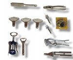 CONJUNTO, PARTE DE SERVIÇO DE MESA, EXECUTADO EM MATERIAIS, MARCAS, MODELOS, MEDIDAS, FORMATOS, TAMANHOS, UTILIDADES E PROCEDÊNCIAS DIVERSOS, COMPOSTO POR DOZE (12) PEÇAS, SENDO: TRÊS ESPREMEDORES DE LIMÃO EM AÇO INOXIDÁVEL; ABRIDOR DE GARRAFAS EM METAL, MARCA COIMBRA; FURADOR DE CÔCO EM ALUMÍNIO; SACAROLHAS DE ALAVANCA, MARCA ILKO; QUEBRA FRUTAS SECAS EM META EM METAL; ESPREMEDOR DE ALHO EM METAL, MARCA GOURMET MIX; ESPREMEDOR DE ALHO E FURA AZEITONA EM ALUMÍNIO; DOIS BICOS DOSADORES EM METAL E CORTADOR DE LACRES EM AÇO INOXIDÁVEL, MARCA QUADRIFOGLIO. APRESENTAM MARCAS DO TEMPO, USO, DESGASTES E/OU IMPERFEIÇÕES COMPATÍVEIS COM SUA UTILIZAÇÃO E ESTADO DE CONSERVAÇÃO, CONFORME FOTOS EXTRAS. ESCLAREÇA TODAS AS DÚVIDAS ANTES DE EFETUAR SEU LANCE, QUE SERÁ CONSIDERADO IRREVOGÁVEL E IRRETRATÁVEL. CONSULTE PREVIAMENTE OS TERMOS E CONDIÇÕES DISPONÍVEIS NO SITE. CONTATO VIA TELEFONE OU WHATSAPP: (21) 98264-3000. 