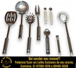 CONJUNTO, PARTE DE SERVIÇO DE MESA, EXECUTADO EM AÇO INOXIDÁVEL, MARCAS, MODELOS, MEDIDAS, FORMATOS, TAMANHOS, UTILIDADES E PROCEDÊNCIAS DIVERSOS, COMPOSTO POR NOVE PEÇAS, SENDO: ESPÁTULA VAZADA PARA SERVIR, APRESENTA CABO TUBULAR COM ORIFÍCIO PARA PENDURAR; ESCUMADEIRA PERFURADA, APRESENTA CABO TUBULAR COM ORIFÍCIO PARA PENDURAR; PEGADOR PARA MASSAS, TIPO ESPAGUETE, APRESENTA CABO TUBULAR COM ORIFÍCIO PARA PENDURAR; GARFO TRINCHANTE DE DOIS DENTES PARA CARNES, APRESENTA CABO TUBULAR COM ORIFÍCIO PARA PENDURAR; COLHER DOSADORA PARA SORVETES, APRESENTA CABO TUBULAR COM ORIFÍCIO PARA PENDURAR; DESCASCADOR E/OU RALADOR DE CANALETAS PARA FRUTAS CÍTRICAS, MADE IN GERMANY, MARCA WMF, APRESENTA CABO TUBULAR COM ORIFÍCIO PARA PENDURAR; DUAS COLHERES DOSADORAS E/OU BOLEADORES, MADE IN GERMANY, MARCA WMF, COM CABOS EM POLÍMERO COM ORIFÍCIO PARA PENDURAR E FOUET E/OU BATEDOR DE ARAME EM ESPIRAL, MADE IN GERMANY, MARCA WMF,  COM CABOS EM POLÍMERO COM ORIFÍCIO PARA PENDURAR. APRESENTAM MARCAS DO TEMPO, USO, DESGASTES E/OU IMPERFEIÇÕES COMPATÍVEIS COM SUA UTILIZAÇÃO E ESTADO DE CONSERVAÇÃO, CONFORME FOTOS EXTRAS. ESCLAREÇA TODAS AS DÚVIDAS ANTES DE EFETUAR SEU LANCE, QUE SERÁ CONSIDERADO IRREVOGÁVEL E IRRETRATÁVEL. CONSULTE PREVIAMENTE OS TERMOS E CONDIÇÕES DISPONÍVEIS NO SITE. CONTATO VIA TELEFONE OU WHATSAPP: (21) 98264-3000.