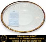 IVV INDUSTRIA VETRARIA VALDARNO - PRATO DE SERVIÇO PARA SOBREMESAS, PARTE DE SERVIÇO DE JANTAR, MADE IN ITALY, EXECUTADO EM VIDRO SOPRADO, PRODUZIDO ARTESANALMENTE, APRESENTANDO ELEGANTE ACABAMENTO EM FILETE NA BORDA, ACOMPANHADO DE ETIQUETA ORIGINAL DE FABRICAÇÃO E CERTIFICADO DE GARANTIA QUE ATESTA A EXECUÇÃO ARTESANAL, FEITA À MÃO E SOPRADA A BOCA, MEDINDO 36 CM. APRESENTA MARCAS DO TEMPO, USO, DESGASTES E/OU IMPERFEIÇÕES COMPATÍVEIS COM SUA UTILIZAÇÃO E ESTADO DE CONSERVAÇÃO, CONFORME FOTOS EXTRAS. ESCLAREÇA TODAS AS DÚVIDAS ANTES DE EFETUAR SEU LANCE, QUE SERÁ CONSIDERADO IRREVOGÁVEL E IRRETRATÁVEL. CONSULTE PREVIAMENTE OS TERMOS E CONDIÇÕES DISPONÍVEIS NO SITE. CONTATO VIA TELEFONE OU WHATSAPP: (21) 98264-3000.