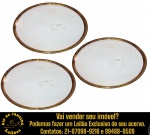 IVV INDUSTRIA VETRARIA VALDARNO - CONJUNTO, PARTE DE SERVIÇO DE JANTAR, MADE IN ITALY, EXECUTADO EM VIDRO SOPRADO, PRODUZIDO ARTESANALMENTE, APRESENTANDO ELEGANTE ACABAMENTO EM FILETE NA BORDA, ACOMPANHADO DE ETIQUETA ORIGINAL DE FABRICAÇÃO E CERTIFICADO DE GARANTIA QUE ATESTA A EXECUÇÃO ARTESANAL, FEITA À MÃO E SOPRADA A BOCA, COMPOSTO POR TRÊS SOUSPLATS, MEDINDO 34 CM CADA. APRESENTA MARCAS DO TEMPO, USO, DESGASTES E/OU IMPERFEIÇÕES COMPATÍVEIS COM SUA UTILIZAÇÃO E ESTADO DE CONSERVAÇÃO, CONFORME FOTOS EXTRAS. ESCLAREÇA TODAS AS DÚVIDAS ANTES DE EFETUAR SEU LANCE, QUE SERÁ CONSIDERADO IRREVOGÁVEL E IRRETRATÁVEL. CONSULTE PREVIAMENTE OS TERMOS E CONDIÇÕES DISPONÍVEIS NO SITE. CONTATO VIA TELEFONE OU WHATSAPP: (21) 98264-3001