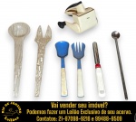 CONJUNTO, PARTE DE SERVIÇO DE MESA, EXECUTADO EM MATERIAIS, MARCAS, MODELOS, MEDIDAS, FORMATOS, TAMANHOS, UTILIDADES E PROCEDÊNCIAS DIVERSOS COMPOSTO POR SETE PEÇAS, SENDO:RALADOR MANUAL ROTATIVO PARA QUEIJOS, MARCA OXO, EM MATERIAL PLÁSTICO COM CILINDRO RALADOR EM AÇO INOXIDÁVEL E MANIVELA LATERAL; COLHER E GARFO PARA SERVIÇO MASSAS E/OU SALADAS EM PLÁSTICO TRANSPARENTE TEXTURIZADO; COLHER E GARFO PARA SERVIÇO MASSAS E/OU SALADAS, MARCA ATMA, COM CABOS EM PLÁSTICO COLORIDO; PERFURADOR DE CARNES, MADE IN ITALY, MARCA PEDRINI, EM AÇO INOXIDÁVEL E CABO EM MATERIAL PLÁSTICO E COLHER DOSADORA EM AÇO INOXIDÁVEL, MARCA TRAMONTINA, COM CABO LONGO. APRESENTAM MARCAS DO TEMPO, USO, DESGASTES E/OU IMPERFEIÇÕES COMPATÍVEIS COM SUA UTILIZAÇÃO E ESTADO DE CONSERVAÇÃO, CONFORME FOTOS EXTRAS. ESCLAREÇA TODAS AS DÚVIDAS ANTES DE EFETUAR SEU LANCE, QUE SERÁ CONSIDERADO IRREVOGÁVEL E IRRETRATÁVEL. CONSULTE PREVIAMENTE OS TERMOS E CONDIÇÕES DISPONÍVEIS NO SITE. CONTATO VIA TELEFONE OU WHATSAPP: (21) 98264-3000.