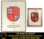 CONJUNTO DE QUADROS, REPRESENTANDO BRASÃO HERÁLDICO, COMPOSTO POR DUAS PEÇAS, SENDO: UM, PROTEGIDO POR VIDRO, EMOLDURADO EM METAL, MEDINDO 40 X 30,5 CM E UM EM SANDUÍCHE DE VIDRO, EMOLDURADO EM METAL, MEDINDO 16,5 X 13,5 CM. APRESENTAM MARCAS DO TEMPO, USO, DESGASTES E/OU PEQUENAS IMPERFEIÇÕES COMPATÍVEIS COM SUA UTILIZAÇÃO E ESTADO DE CONSERVAÇÃO, CONFORME FOTOS EXTRAS. ESCLAREÇA TODAS AS DÚVIDAS ANTES DE EFETUAR SEU LANCE, QUE SERÁ CONSIDERADO IRREVOGÁVEL E IRRETRATÁVEL. CONSULTE PREVIAMENTE OS TERMOS E CONDIÇÕES DISPONÍVEIS NO SITE. CONTATO (21) 98264-3000.