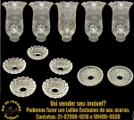 CONJUNTO PARA REPOSIÇÃO DE LUSTRES E/OU LUMINÁRIAS EXECUTADOS EM VIDRO TRANSPARENTE COMPOSTO POR ONZE PEÇAS, SENDO: CINCO CÚPULAS, DITAS MANGAS, COM DELICADA GRAVAÇÃO A ÁCIDO DE MOTIVOS FLORAIS E BORDAS ONDULADAS, MEDINDO 17 X 10 X 4 CM CADA; CINCO BOBÈCHES, TIPO DIAMANTE, BORDAS SERRILHADAS E RECORTADAS, ORIFÍCIO CENTRAL PARA PASSAGEM DO BRAÇO OU SOQUETE DA LUMINÁRIA, MEDINDO 2,5 X 9 CM CADA E DUAS BOBÈCHES MOLDADAS E PRENSADAS, LAPIDADAS NO PADRÃO GEOMÉTRICO, BORDAS NO PADRÃO DEDÃO, ORIFÍCIO CENTRAL PARA PASSAGEM DO BRAÇO OU SOQUETE DA LUMINÁRIA, MEDINDO 2,5 X 10 CM CADA. APRESENTAM MARCAS DO TEMPO, USO, DESGASTES E/OU IMPERFEIÇÕES COMPATÍVEIS COM SUA UTILIZAÇÃO E ESTADO DE CONSERVAÇÃO, CONFORME FOTOS EXTRAS. ESCLAREÇA TODAS AS DÚVIDAS ANTES DE EFETUAR SEU LANCE, QUE SERÁ CONSIDERADO IRREVOGÁVEL E IRRETRATÁVEL. CONSULTE PREVIAMENTE OS TERMOS E CONDIÇÕES DISPONÍVEIS NO SITE. CONTATO VIA TELEFONE OU WHATSAPP: (21) 98264-3000. 