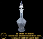 LICOREIRA EXECUTADA EM DEMI-CRISTAL, APRESENTANDO CORPO EM FORMATO PIRIFORME FACETADO, PESCOÇO LONGO E GARGALO COM ROLHA ORIGINAL EM FORMATO CÔNICO COM ENCAIXE ESMERILHADO, APOIADO SOBRE PÉ CIRCULAR, DECORADO COM LAPIDAÇÃO GEOMÉTRICA EM GOMOS VERTICAIS, MEDINDO 33,5 CM. APRESENTA MARCAS DO TEMPO, USO, DESGASTES E/OU IMPERFEIÇÕES COMPATÍVEIS COM SUA UTILIZAÇÃO E ESTADO DE CONSERVAÇÃO, CONFORME FOTOS EXTRAS. ESCLAREÇA TODAS AS DÚVIDAS ANTES DE EFETUAR SEU LANCE, QUE SERÁ CONSIDERADO IRREVOGÁVEL E IRRETRATÁVEL. CONSULTE PREVIAMENTE OS TERMOS E CONDIÇÕES DISPONÍVEIS NO SITE. CONTATO VIA TELEFONE OU WHATSAPP: (21) 98264-3000. 