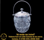 BALDE PARA GELO, EXECUTADO EM GROSSO VIDRO TRANSPARENTE PRENSADO E MOLDADO, CORPO CILÍNDRICO COM DECORAÇÃO EM ALTO-RELEVO DE MOTIVOS ESPIRALADOS E BASE FACETADA, ALÇA MÓVEL EM METAL PARA TRANSPORTE, FIXADA POR PINOS LATERAIS E GUARNIÇÕES METÁLICAS, ACOMPANHADA COM TAMPA EM METAL ESPESSURADO À PRATA COM PUXADOR TORNEADO E ARO DE ENCAIXE , MEDINDO 15,5 X 13 CM. APRESENTA MARCAS DO TEMPO, USO, DESGASTES E/OU IMPERFEIÇÕES COMPATÍVEIS COM SUA UTILIZAÇÃO E ESTADO DE CONSERVAÇÃO, CONFORME FOTOS EXTRAS. ESCLAREÇA TODAS AS DÚVIDAS ANTES DE EFETUAR SEU LANCE, QUE SERÁ CONSIDERADO IRREVOGÁVEL E IRRETRATÁVEL. CONSULTE PREVIAMENTE OS TERMOS E CONDIÇÕES DISPONÍVEIS NO SITE. CONTATO VIA TELEFONE OU WHATSAPP: (21) 98264-3000. 
