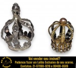 CONJUNTO DE COROAS EXECUTADAS EM MATERIAIS, MARCAS, MODELOS, MEDIDAS, FORMATOS, TAMANHOS E PROCEDÊNCIAS DIVERSOS, COMPOSTO POR DUAS PEÇAS, SENDO: UMA EM METAL PRATEADO, POSSIVELMENTE PRATA, APRESENTANDO ESTRUTURA VAZADA COM RECORTES ORNAMENTAIS, HASTES CURVAS E PINÁCULO ESFÉRICO SUPERIOR, MEDINDO 8 X 6 CM E UMA EM METAL DOURADO, APRESENTANDO HASTES ARQUEADAS REMATADAS POR ESFERA SUPERIOR DECORADA COM APLICAÇÕES DE STRASS TRANSPARENTES E PEQUENAS CONTAS PEROLADAS NA BASE, MEDINDO 5 X 4 CM. APRESENTAM MARCAS DO TEMPO, USO, DESGASTES E/OU IMPERFEIÇÕES COMPATÍVEIS COM SUA UTILIZAÇÃO E ESTADO DE CONSERVAÇÃO, CONFORME FOTOS EXTRAS. ESCLAREÇA TODAS AS DÚVIDAS ANTES DE EFETUAR SEU LANCE, QUE SERÁ CONSIDERADO IRREVOGÁVEL E IRRETRATÁVEL. CONSULTE PREVIAMENTE OS TERMOS E CONDIÇÕES DISPONÍVEIS NO SITE. CONTATO VIA TELEFONE OU WHATSAPP: (21) 98264-3000.