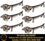 CONJUNTO DE DESCANSO DE TALHERES EXECUTADOS EM METAL EM FORMATO DE CACHORRO DA RAÇA DACHSHUND (SALSICHA), APRESENTANDO DESENHO ESTILIZADO DE LINHAS ALONGADAS, ORELHAS CAÍDAS, CAUDA ELEVADA E OLHOS MARCADOS, COMPOSTO POR SEIS PEÇAS, MEDINDO 1,5 X 8,5 CM CADA, ACOMPANHADOS DE ESTOJO EM TECIDO PRETO. APRESENTAM MARCAS DO TEMPO, USO, DESGASTES E/OU IMPERFEIÇÕES COMPATÍVEIS COM SUA UTILIZAÇÃO E ESTADO DE CONSERVAÇÃO, CONFORME FOTOS EXTRAS. ESCLAREÇA TODAS AS DÚVIDAS ANTES DE EFETUAR SEU LANCE, QUE SERÁ CONSIDERADO IRREVOGÁVEL E IRRETRATÁVEL. CONSULTE PREVIAMENTE OS TERMOS E CONDIÇÕES DISPONÍVEIS NO SITE. CONTATO VIA TELEFONE OU WHATSAPP: (21) 98264-3000.