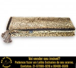 MANTA CONFECCIONADA, MADE IN USA, EM PELE SINTÉTICA, DITA FAUX FUR, COM ESTAMPA DE ANIMAL PRINT SEMELHANTE À PELAGEM DE LEOPARDO, APRESENTANDO FORRO, FECHAMENTO EM ZÍPER E BORDAS EM VELUDO, COR MARROM, EXTREMIDADES FINALIZADAS COM GRANDES E ELEGANTES BORLAS DECORATIVAS, MEDINDO 160 X 140 CM. TRATA-SE DE PEÇAS SEMINOVAS, PODENDO APRESENTAR SINAIS DE USO, MARCAS DO TEMPO, DESGASTES NATURAIS, PEQUENAS IMPERFEIÇÕES, RESTAUROS, REPAROS E/OU OUTRAS CARACTERÍSTICAS PRÓPRIAS DE SUA NATUREZA, USO E ESTADO DE CONSERVAÇÃO, NÃO SENDO TAIS ASPECTOS, POR SI SÓ, MOTIVO PARA DESCLASSIFICAÇÃO, CANCELAMENTO OU QUESTIONAMENTOS POSTERIORES, DEVENDO O ARREMATANTE CONSIDERAR TAIS CONDIÇÕES PREVIAMENTE À OFERTA E ARREMATAÇÃO. ESCLAREÇA TODAS AS DÚVIDAS ANTES DE EFETUAR SEU LANCE, QUE SERÁ CONSIDERADO IRREVOGÁVEL E IRRETRATÁVEL. CONSULTE PREVIAMENTE OS TERMOS E CONDIÇÕES DISPONÍVEIS NO SITE. CONTATO (21) 98264-3000.